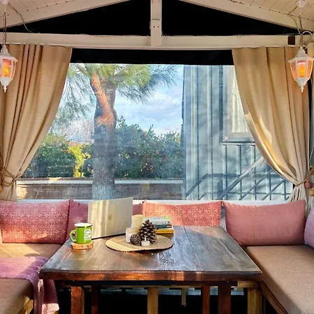 Mona Glamping Caravan