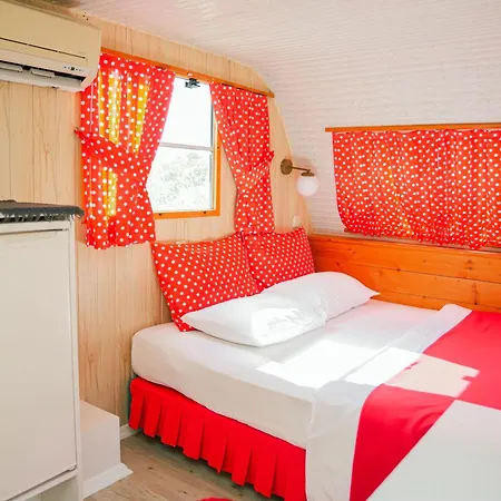 Mona Glamping Caravan