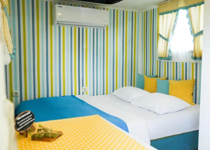 Kemp Mona Glamping Caravan