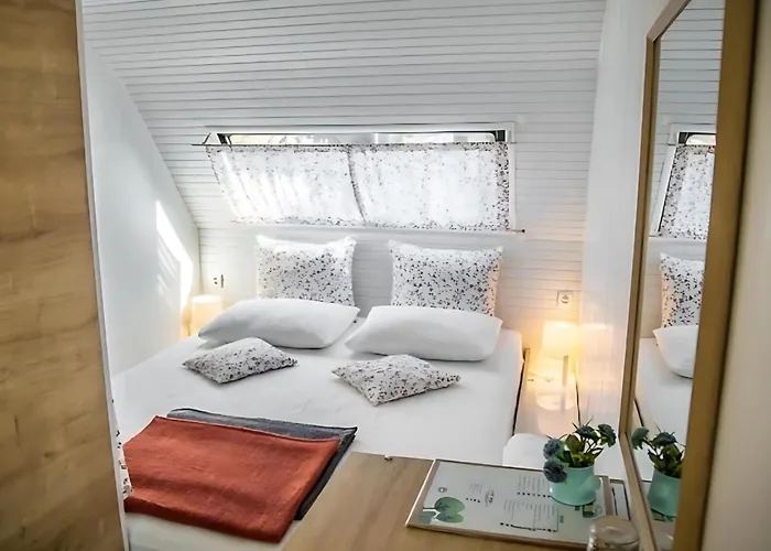 Kemp Mona Glamping Caravan