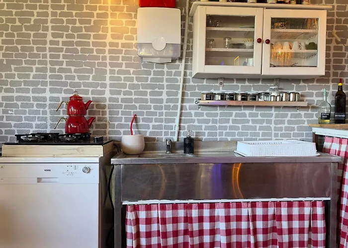 Kemp Mona Glamping Caravan