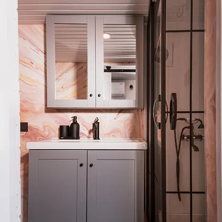 Kemp Mona Glamping Caravan
