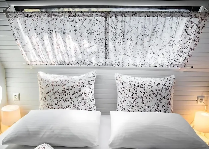 مكان تخييم Mona Glamping Caravan