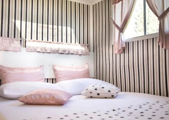 مكان تخييم Mona Glamping Caravan سفيريهيسار