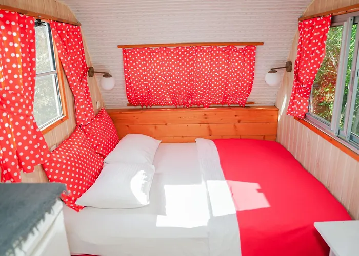 مكان تخييم Mona Glamping Caravan