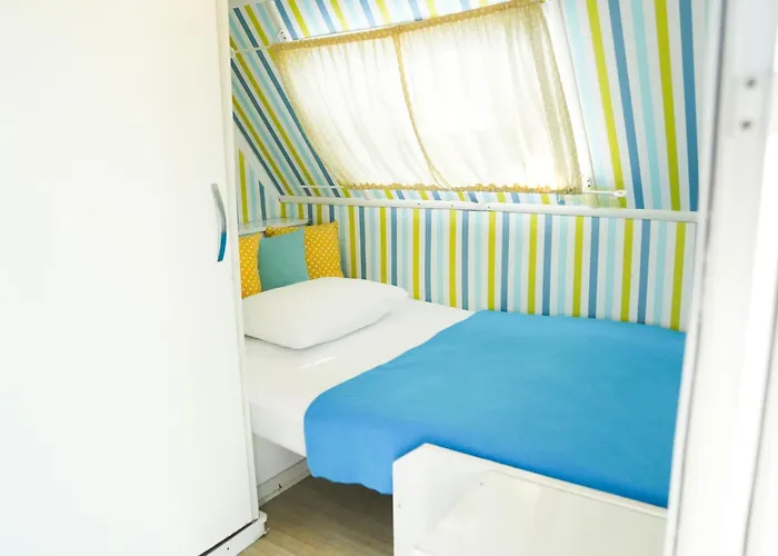 مكان تخييم Mona Glamping Caravan *