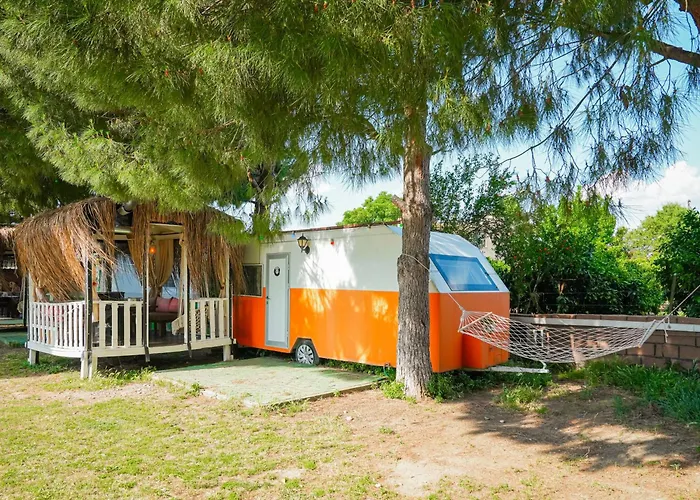 مكان تخييم Mona Glamping Caravan سفيريهيسار