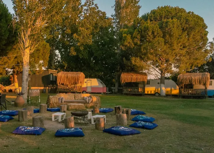 مكان تخييم Mona Glamping Caravan سفيريهيسار
