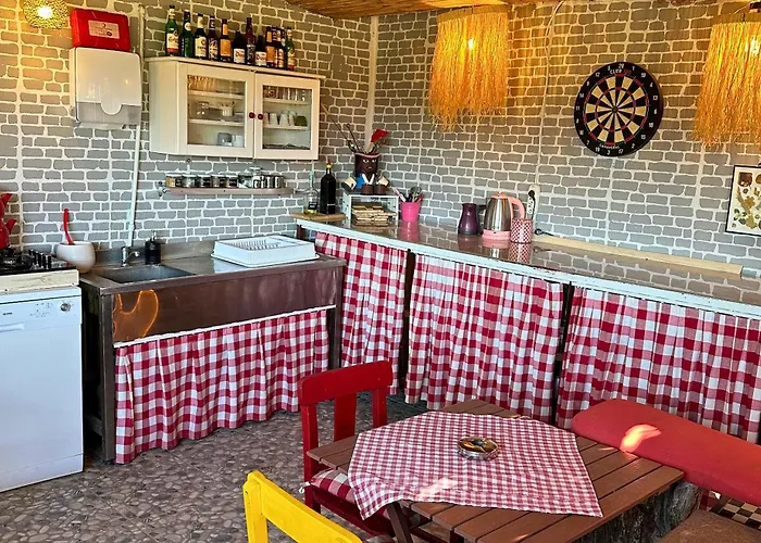 مكان تخييم Mona Glamping Caravan *