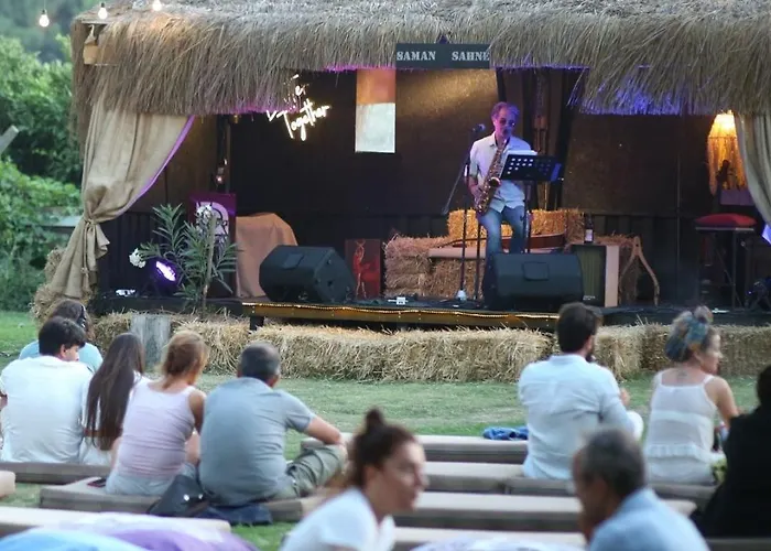 مكان تخييم Mona Glamping Caravan