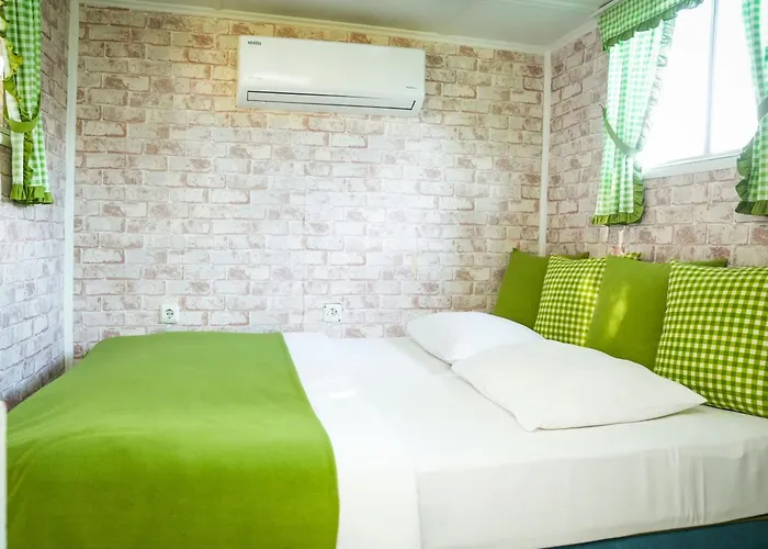 مكان تخييم Mona Glamping Caravan سفيريهيسار